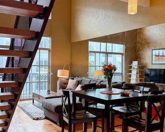 2-Bedroom, 2-Story Santana Row Loft with Stunning Views - San Jose - Comedor