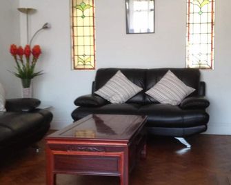 LA B and B Guest Accommodation - Chichester - Sala de estar
