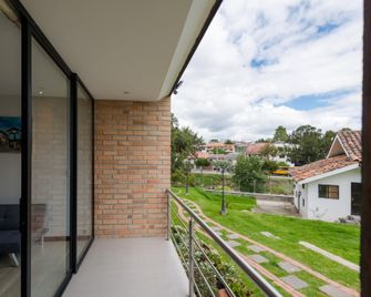Hotel & Suites en Cuenca, Venue Batán - Cuenca - Balcón