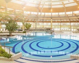 Beachfront apartment with terrace, use of swimming pool and sauna - Rex Rugia apartment 10-1 - Middelhagen - Pool