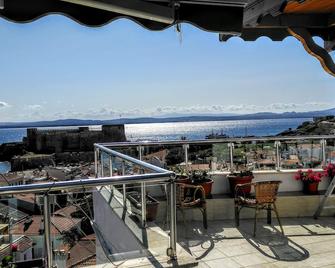 Adali Guest House - Bozcaada - Balcón