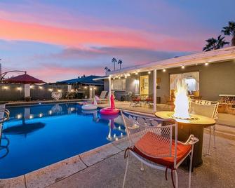 Vacation House! 6br, Free Heated Pool, Arcade & Hot Tub - فينيكس - حوض السباحة