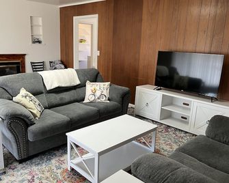 Richfield Corner Cottage- Single level home close to SVC and mountain bike trail - Richfield - Вітальня