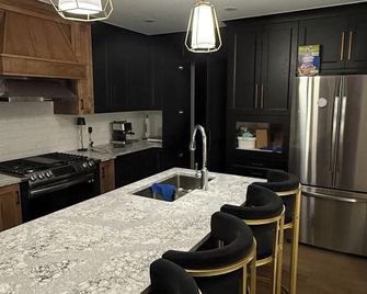 Modern 3 Bedroom Apartment Perfect for Visiting Family or Working Professionals - Brooks - Kitchen
