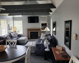 Peek-N-Peak Studio Loft Condo w/ Fireplace - Clymer - Living room