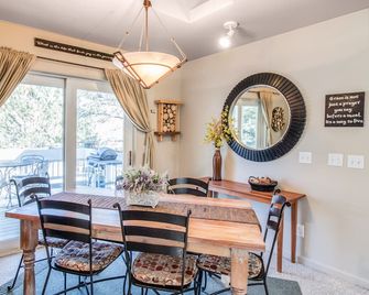 Sublime luxury getaway riverfront downtown location great rates - Estes Park - Ruang makan