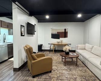 Canalside Downtown Suite! Bridge views, walking path and near MTU - Houghton - Obývací pokoj
