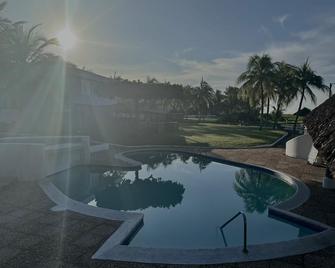 Beautiful Costa del Sol Beach Front Apartment - San Luis Talpa - Piscina