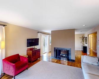 Seattle's Finest - Seattle - Living room