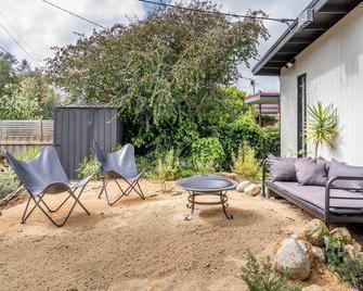 Pool/Spa with the beach 150m away, sleeps 16 - Rye - Patio