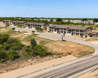 Eagle's Den Suites Big Spring a Travelodge by Wyndham - Big Spring - Building