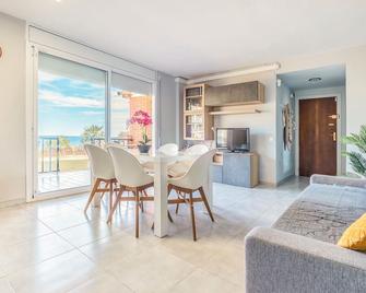 Stunning Apartment In Salou - Salou - Dining room