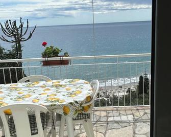 Vacation offer from 5/13July green the blue 5 minutes walk from the sea - Laigueglia - Balcony