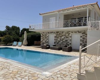 Luxurious Villa in Peloponnese - Foinikounta - Zwembad