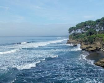 Rnv Eco Resort Bungalows - Cijulang - Beach