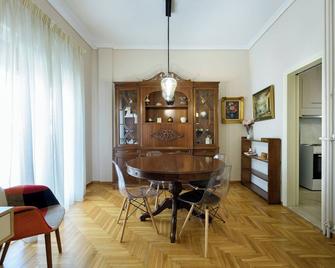 Cosy 2BR flat near Ampelokipoi station & hospitals - Athènes - Salle à manger