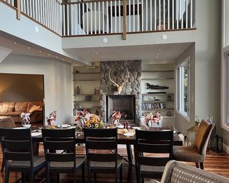 Magnificent Executive Lake House on White Lake - Lakefield - Dining room