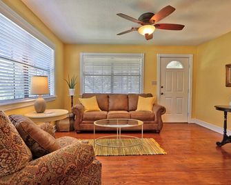 Sunflower Ridge Cottage - 2 Bedroom Sunny Retreat - San Marcos - Sala de estar