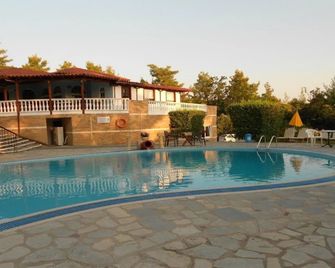 Kassandra Bay - Кріопігі - Басейн