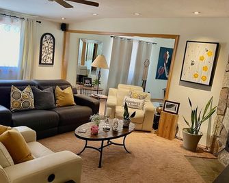 Cheerful Single Story 3-bedroom home w pool table - Santa Clarita - Living room