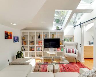 Pet-Friendly Minneapolis Studio Walk to Lake! - Minneapolis - Living room