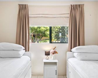 Albion Convenient Hideaway with Parking & Balcony - Brisbane - Bedroom