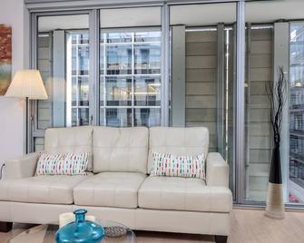 Arlington Fully Furnished Apartments in Crystal City - Arlington - Living room