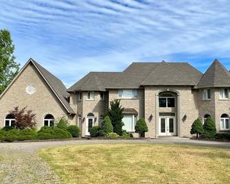 Luxurious 5-acre estate is only 15 minutes from the majestic Niagara Falls - Welland