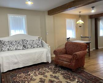 Charming Barn Studio - Sleeps 4 - Trumansburg - Living room