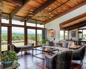 The Blue Spruce, Mother Nature Meets Modern Living - Luray - Huiskamer