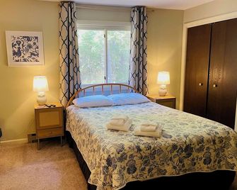 Close to shops/dining/town. TV, WiFi, AC, pet-friendly. A0125 by LRS - North Woodstock - Camera da letto