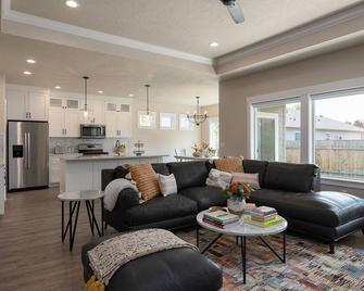 Seasons Guest Home - Caldwell - Living room
