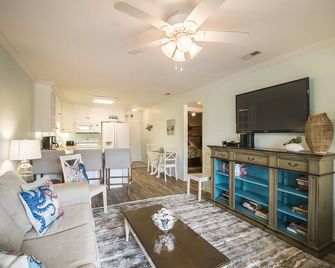 Recently Renovated, Across The Street From Beach + Free Attraction Tickets! - North Myrtle Beach - Sala de estar