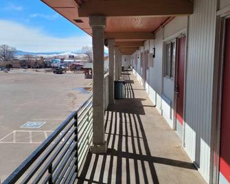 Econo Lodge - Springerville - Balcony