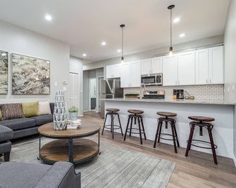 Suite 1 on Southport 4 Queen Beds! - Chicago - Cozinha
