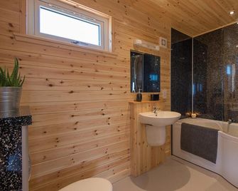 The Chalet, Holidays for All - Dunbar - Bathroom