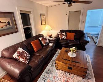 Cozy House - Thermopolis - Living room