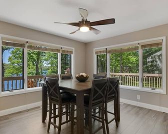 Lake Retreat with spa & private beach! - Baldwin - Comedor