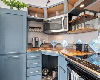 Alaskan Floral Arrangement Townhome [1] - Anchorage - Cocina