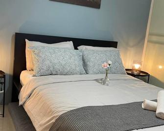 Modern Executive Studio Hotel with kitchen - Tagaytay - Bedroom