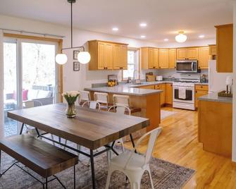 3 Bedroom Decorah Home - backing up to the bluffs & stream - Decorah