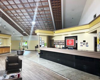 Red Roof Inn & Suites Macon - Macon - Front desk