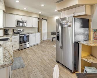 3 Mi to Lake Havasu Family Home with Game Room - Lake Havasu City - Kitchen