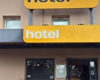 Unisotel Bollène A7 Ex-Hotel F1 - Bollène - Building