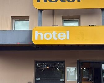 Unisotel Bollène A7 Ex-Hotel F1 - Bollène - Gebäude