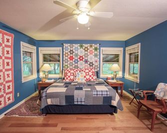 It's camp with all the frills! Luxury rooms, private waterfront, pool, sleeps 31 - Ingram - Habitación