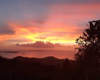 Beautiful mountain-top apartment with pool and sea view - Rambaud