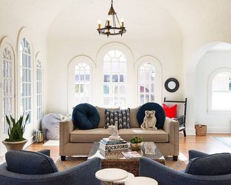 This Spanish style house is located in the historic Edgewater neighborhood. - Rockford - Sala de estar