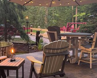 Ma & Pa's 'Wild at Heart' Cabin Outdoor Bath Trail Firepit Parks & Wineries - Burton - Patio