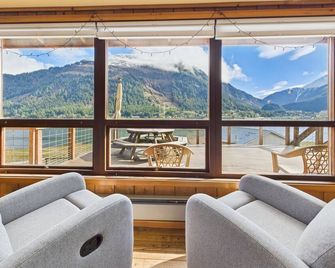 Oceanfront Fire Pit, Decks, Large Yard, Views! - Juneau - Living room